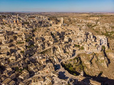 Yukarıdan bakıldığında, Matera 'nın güzel bir gündoğumu sırasında gökyüzünün çarpıcı görüntüsü. Matera, İtalya 'nın güneyindeki Basilicata bölgesinde kayalık bir çıkıntı üzerine kurulmuş bir şehirdir..