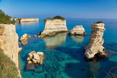 Torre Sant Andrea, kayalık plaj in Puglia, İtalya