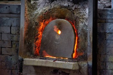 Cam üfleyici çalışıyor. Cam üfleyici cam bir vazo patlatıyor. Cam fabrikası üretimi.