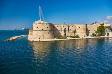Taranto Kalesi ve Büyük ve Küçük Deniz, Puglia, İtalya, Mavi güneşli gökyüzü arasında dönen köprü.
