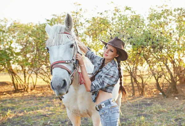 Glückliches Cowgirl Mit Hut Umarmt Ihr Pferd — Stockfoto