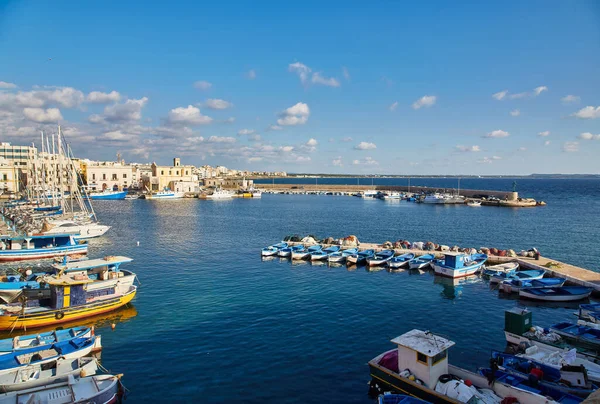 İtalya 'ya seyahat - Gelibolu' nun eski limanı. Puglia 'daki geleneksel sahil kasabası