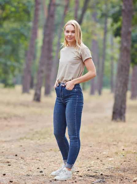 Blonde Lady Natural Makeup Posing Pine Forest Gorgeous Blue Eyed — Stock Photo, Image