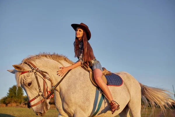 青い空と馬に乗って美しい少女 — ストック写真