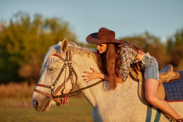 美丽的女孩骑一匹马 蓝色的天空 — 图库照片