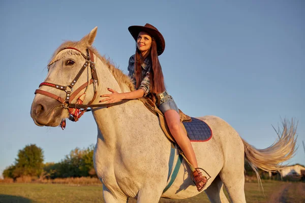 Menina Bonita Montando Cavalo Contra Céu Azul — Fotografia de Stock