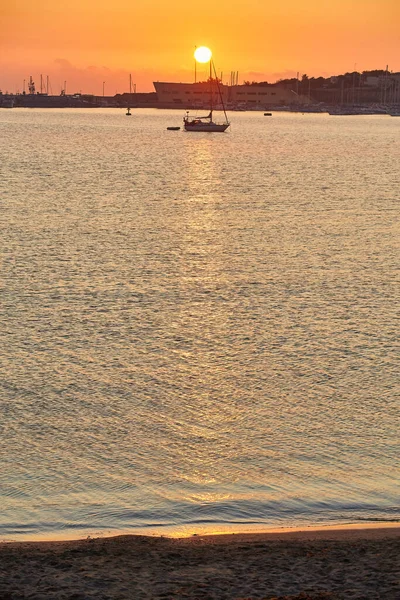 Wunderschöner Orangefarbener Sonnenuntergang Oder Sonnenaufgang Über Dem Hafen Von Otranto — Stockfoto