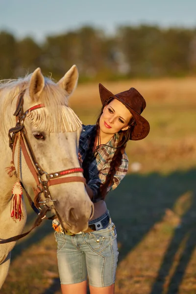 Gelukkig Mooie Jonge Vrouw Cowgirl Hoed Permanent Knuffelen Haar Paard — Stockfoto