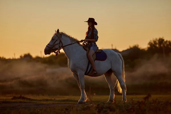 Atlı Kadın Ufukta Yükselen Kırmızı Güneş Ile Dörtnala Giden Ata — Stok fotoğraf
