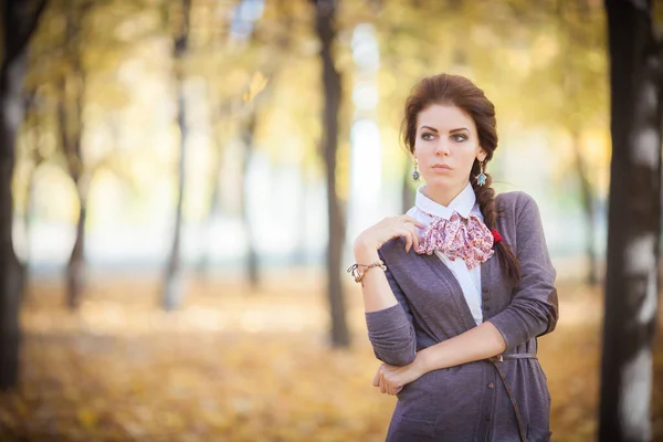 Zauberhaften Herbstwald Steht Ein Brünettes Mädchen Fasziniert Von Der Heiteren — Stockfoto