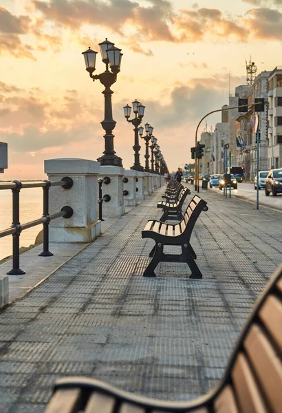 イタリアのバーリ町にあるルンゴマーレ通り 地中海沿岸遊歩道 ストック画像