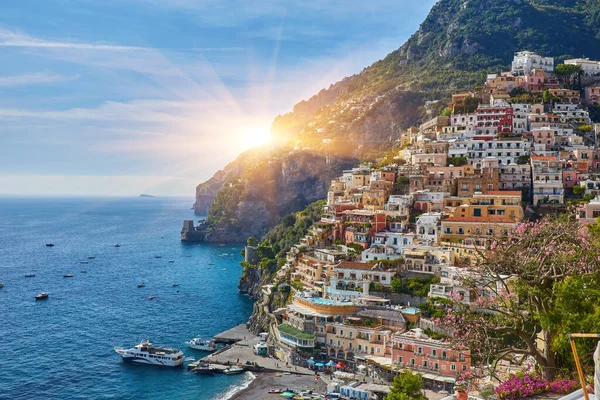 Blick Auf Die Stadt Positano Mit Blumen Amalfiküste Italien lizenzfreie Stockfotos