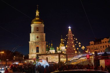 Yıl 2022 'nin çelenkleri ve Ukrayna' nın Kyiv kentindeki Aziz Sophia Katedrali ile Noel ağacı.