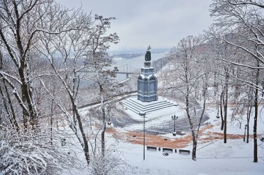 Vladimir cityscape, Kiev üzerinde büyük heykeli