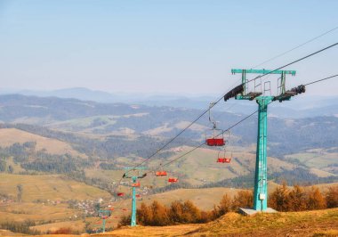 Kendinizi sonbaharın hayranlık uyandıran güzelliğine daldırın. Bu klasik teleferik, güneşli görkemli dağların arasında gururla duruyor. Nostaljik cazibenin ahenkli bir harmanı, doğal bir ihtişam ve altın güneş ışığının nazik bir dokunuşu..