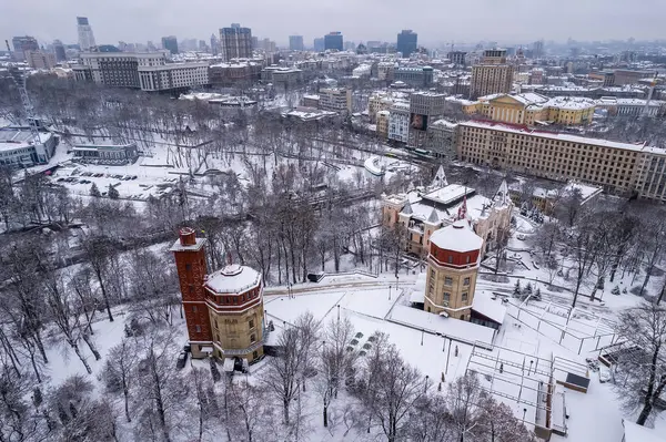 Güneşli bir kış gününde camdan bir köprüden Dinyeper Nehri manzarası, Kiev, Ukrayna