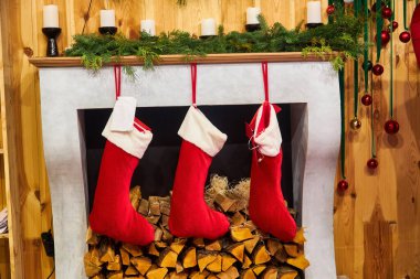 Noel arifesinde odanın içinde dekore edilmiş şömine.