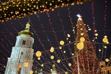 Yıl 2022 'nin çelenkleri ve Ukrayna' nın Kyiv kentindeki Aziz Sophia Katedrali ile Noel ağacı.