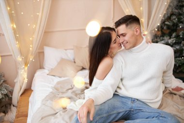 Birlikteyken mutlu olan romantik çift kış tatilini keyifle kutluyor.