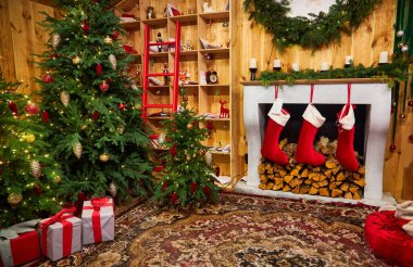 Noel arifesinde odanın içinde dekore edilmiş şömine.