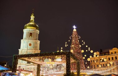 Yıl 2022 'nin çelenkleri ve Ukrayna' nın Kyiv kentindeki Aziz Sophia Katedrali ile Noel ağacı.