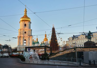 Kiev geceleri dışarıda ışıklar ile Noel ağacı. Sophia Cathedral arka plan üzerinde. Yeni yıl kutlama