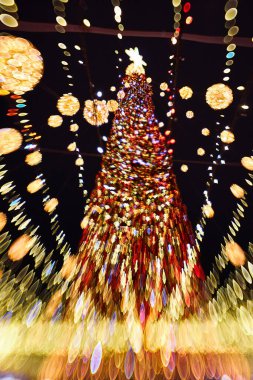 Bulanık yılbaşı ağacı ve açık hava süslemeleri. Yeni Yıl Kutlaması.