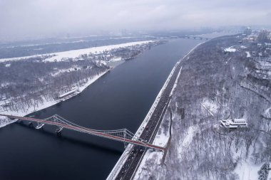 Güneşli bir kış gününde camdan bir köprüden Dinyeper Nehri manzarası, Kiev, Ukrayna