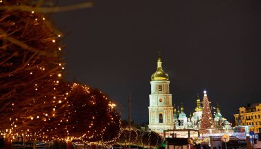 Kiev geceleri dışarıda ışıklar ile Noel ağacı. Sophia Cathedral arka plan üzerinde. Yeni yıl kutlama