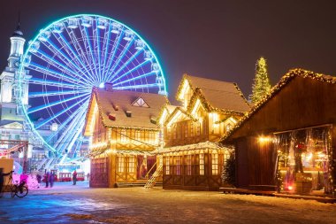 Ukrayna 'nın başkenti Kyiv' de yeni yıl ağacı olan bir Noel pazarı. Podil 'deki Kontraktova Meydanı' nda dönme dolap ve Noel süslemesi..