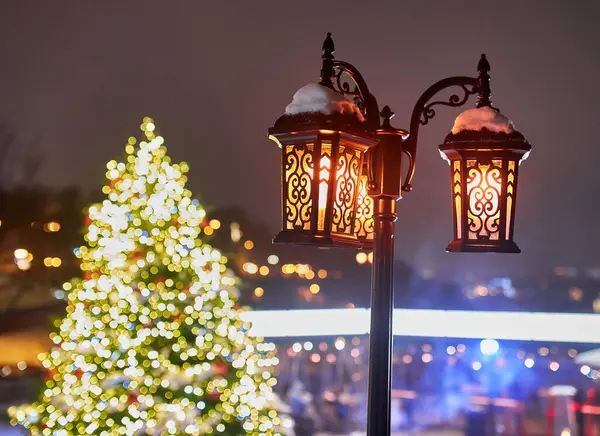 Sokakta bir meşale, akşamları Noel ışıkları, Bokeh ile bulanık. Yeni yıl atmosferi kavramı.