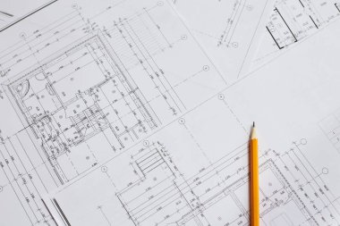 İnşaat endüstrisinin planı üzerine yazmak için kalem ve ofis aletleri. Ekmekleri inşaat endüstrisi geçmişinin bulanık planının üzerine koy. İnşaat endüstrisi konsepti.