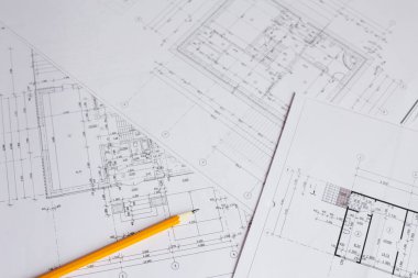 İnşaat endüstrisinin planı üzerine yazmak için kalem ve ofis aletleri. Ekmekleri inşaat endüstrisi geçmişinin bulanık planının üzerine koy. İnşaat endüstrisi konsepti.