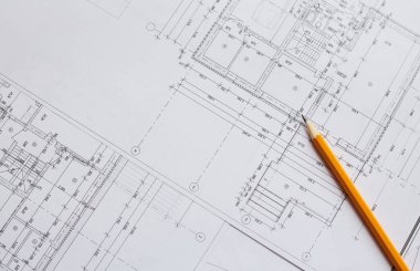 İnşaat endüstrisinin planı üzerine yazmak için kalem ve ofis aletleri. Ekmekleri inşaat endüstrisi geçmişinin bulanık planının üzerine koy. İnşaat endüstrisi konsepti.
