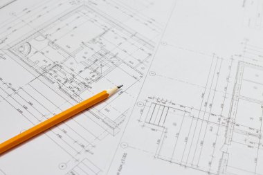 İnşaat endüstrisinin planı üzerine yazmak için kalem ve ofis aletleri. Ekmekleri inşaat endüstrisi geçmişinin bulanık planının üzerine koy. İnşaat endüstrisi konsepti.