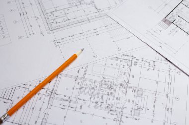 İnşaat endüstrisinin planı üzerine yazmak için kalem ve ofis aletleri. Ekmekleri inşaat endüstrisi geçmişinin bulanık planının üzerine koy. İnşaat endüstrisi konsepti.