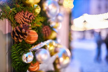 Gece sokakta kırmızı balonlu Noel ağacı