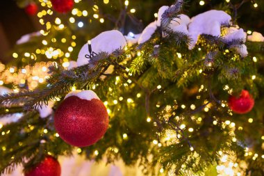 Gece sokakta kırmızı balonlu Noel ağacı