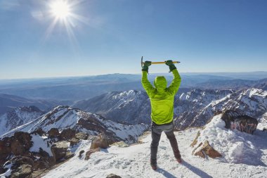 Karda duran dağcı, Atlas Fas 'taki Jebel Toubkal zirvesinin tepesini kapladı.