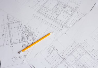 İnşaat endüstrisinin planı üzerine yazmak için kalem ve ofis aletleri. Ekmekleri inşaat endüstrisi geçmişinin bulanık planının üzerine koy. İnşaat endüstrisi konsepti.