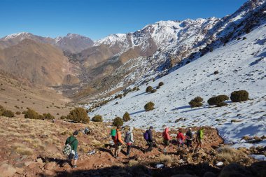 Fas 'ın en yüksek dağı Jebel Toubkal' ın zirvesine doğru yürüyoruz..
