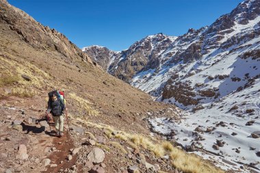 Fas 'ın en yüksek dağı Jebel Toubkal' ın zirvesine doğru yürüyoruz..