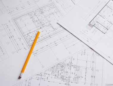 İnşaat endüstrisinin planı üzerine yazmak için kalem ve ofis aletleri. Ekmekleri inşaat endüstrisi geçmişinin bulanık planının üzerine koy. İnşaat endüstrisi konsepti.