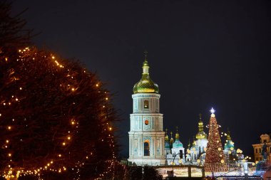 Yıl 2022 'nin çelenkleri ve Ukrayna' nın Kyiv kentindeki Aziz Sophia Katedrali ile Noel ağacı.