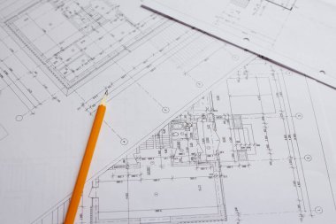 İnşaat endüstrisinin planı üzerine yazmak için kalem ve ofis aletleri. Ekmekleri inşaat endüstrisi geçmişinin bulanık planının üzerine koy. İnşaat endüstrisi konsepti.