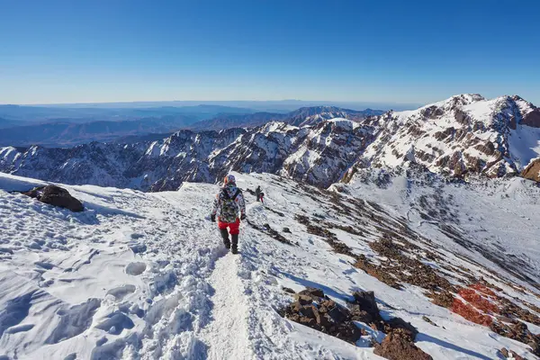 モロッコの最高峰であるジェベル トゥブルカの頂上にハイキング ストックフォト