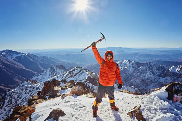 Guida Professionista Escursionista Giacca Arancione Sulla Cima Una Roccia Con Foto Stock Royalty Free