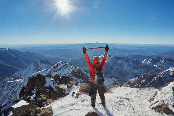 Турист Вершине Скалы Поднятыми Руками Наслаждайтесь Солнечным Днем Вершине Горы Стоковое Фото