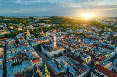 Ukrayna 'nın Lviv şehrinin tarihi merkezine insansız hava aracından panoramik yaz manzarası