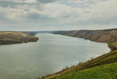 Bakotska Körfezi 'nin uçan insansız hava aracından harika bir sabah görüntüsü. Dnister Nehri, Ukrayna, Avrupa 'da fantastik bir yaz gündoğumu. Doğa konseptinin güzelliği.